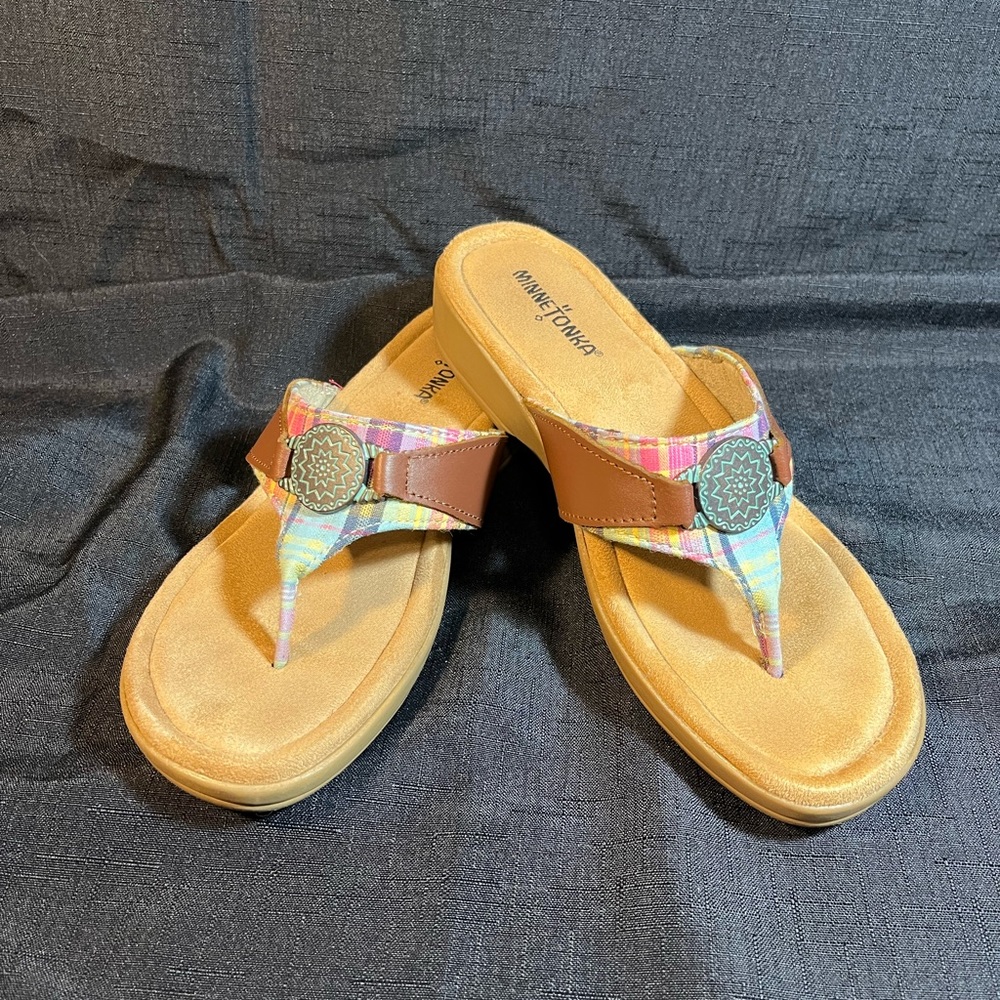 Minnetonka Silverthorne thong sandals 9